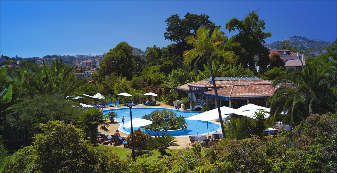 Swimming pool and gardens at Quinta Jardins do Lago